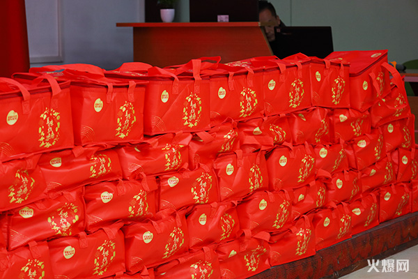 元宵佳節至,共慶團圓時! 火爆網為員工發放暖心元宵禮品!