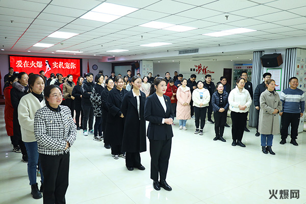 巾幗綻芳華,逐夢(mèng)新火爆!火爆網(wǎng)為員工發(fā)放女神節(jié)禮品!